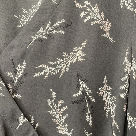 LOFT grey floral print wrap blouse. V-neck. Lightweight. Small. Excellent cond - Picture 5 of 11